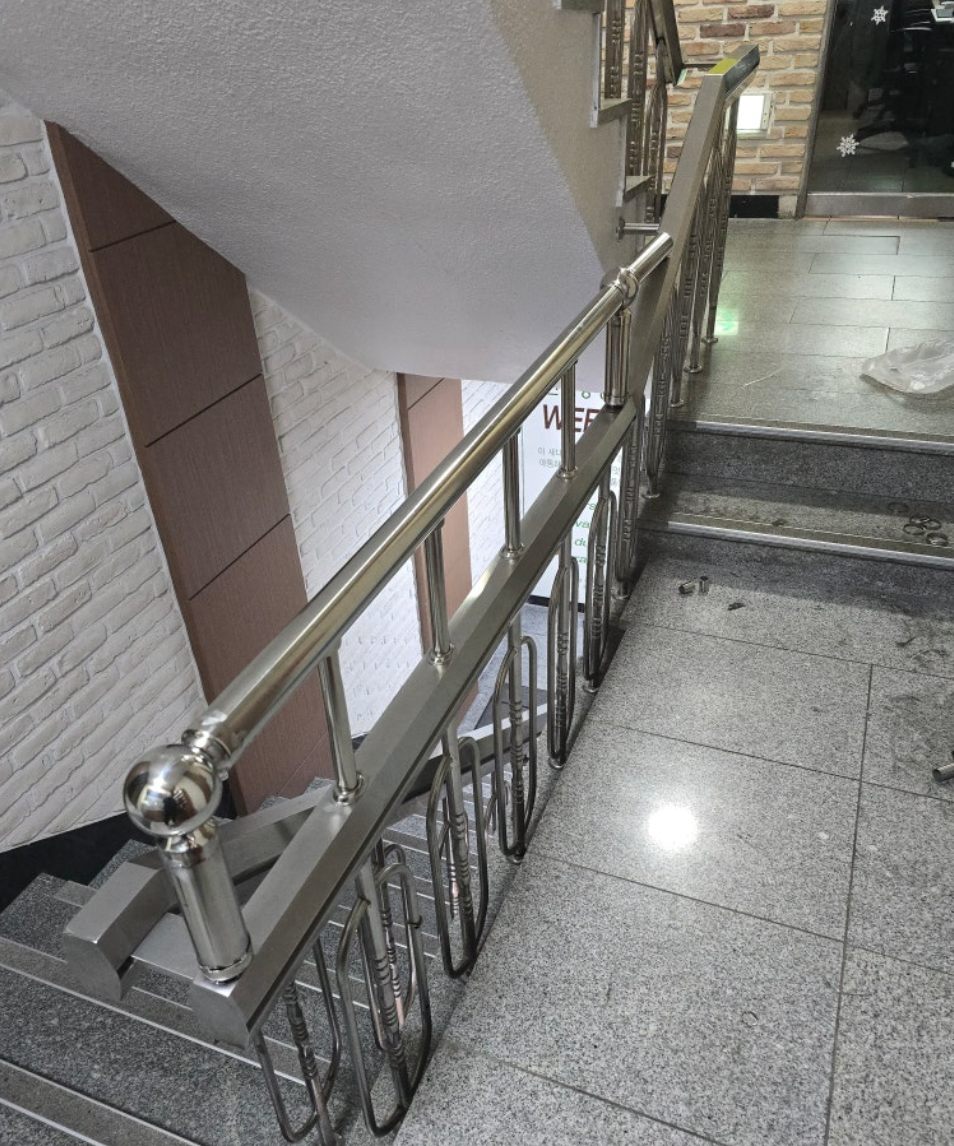 높이를 올려 잡기 편해진 스테인리스 계단 손잡이