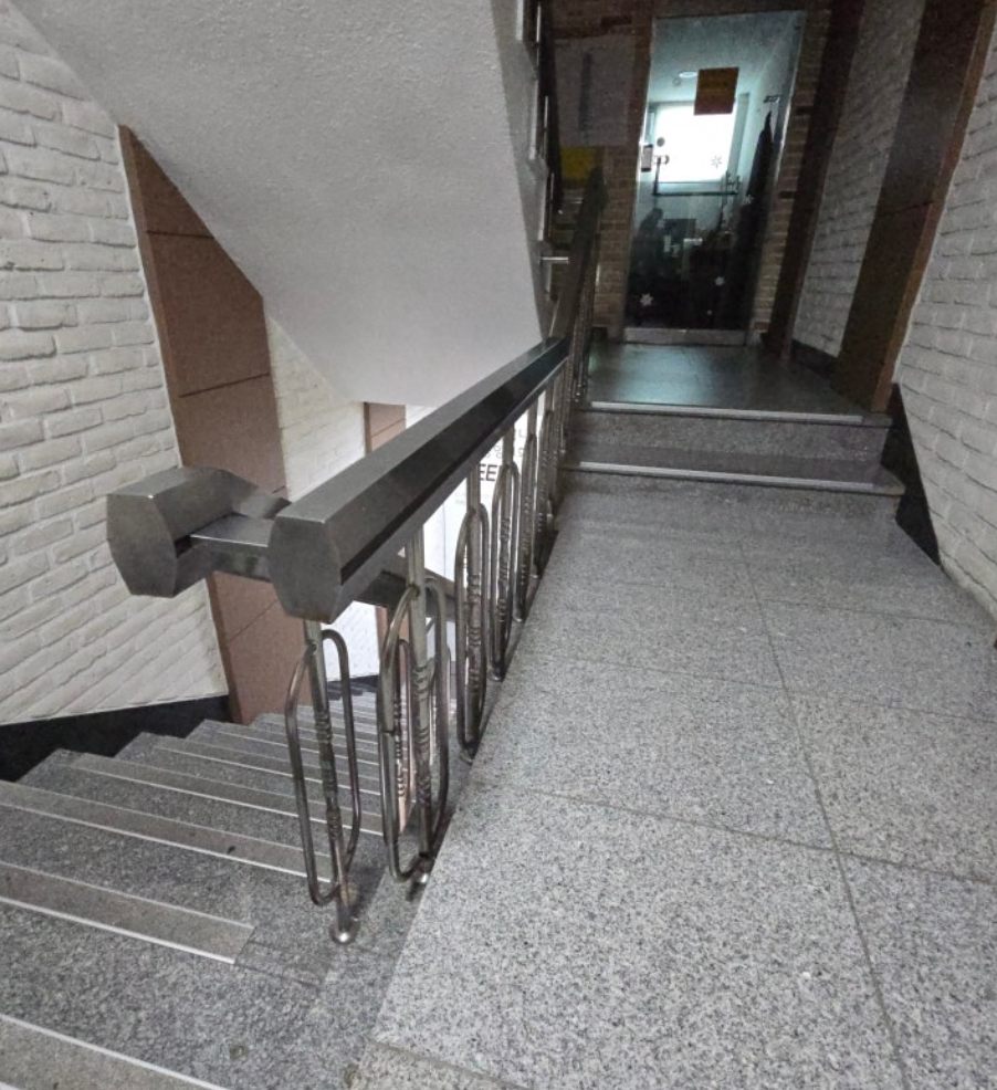 낮게 지나가 허리를 굽혀 잡아야 했던 계단 손잡이